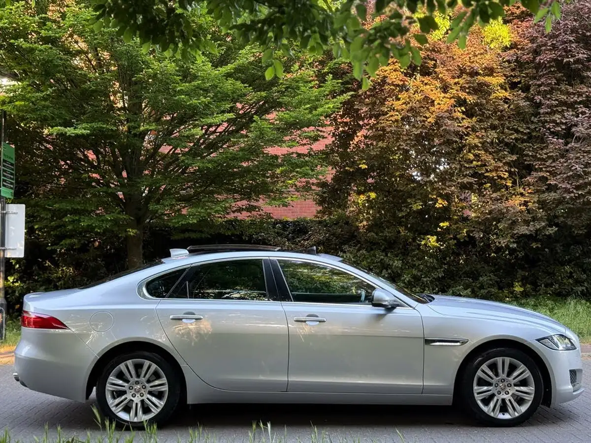 2017-jaguar-xf-20td-portfolio-240ps-awd-saloon-4d-1998cc-auto-big-3