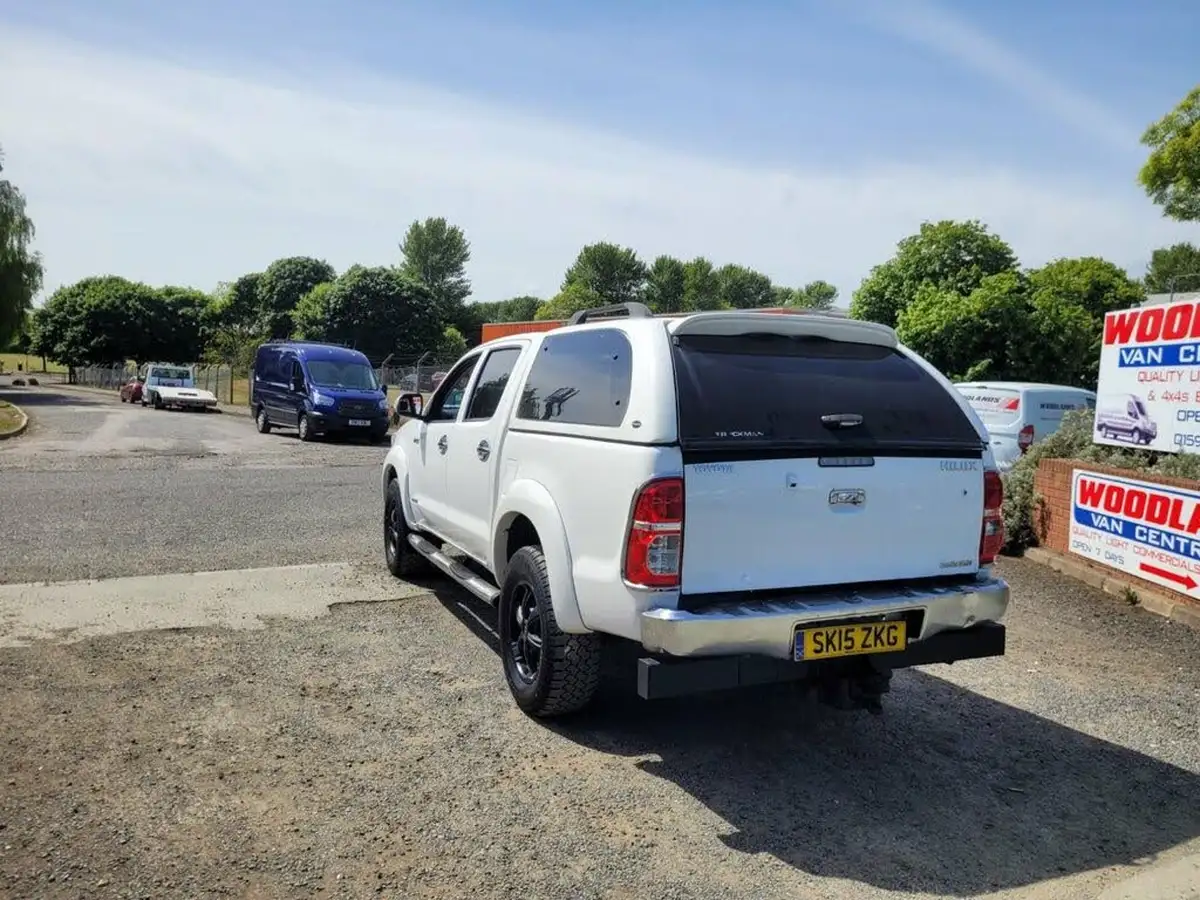 2015-toyota-hi-lux-30td-invincible-x-auto-big-7