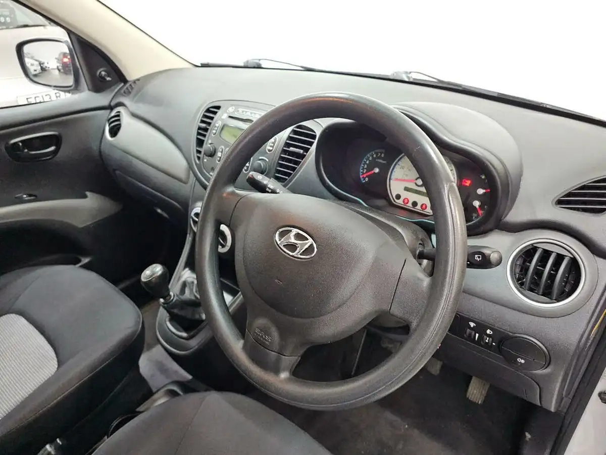 2010-hyundai-i10-12-classic-big-11