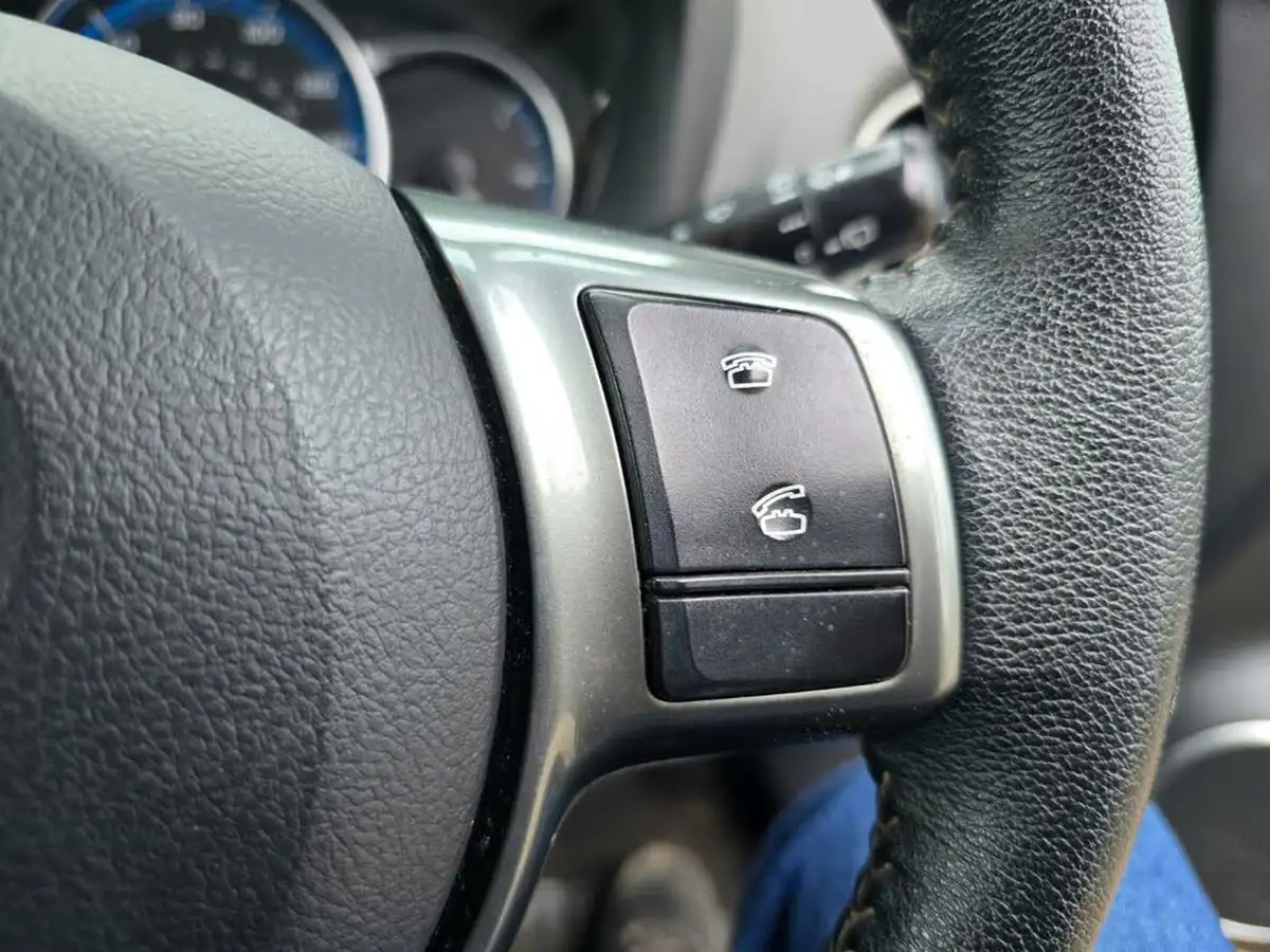 2015-toyota-yaris-15-vvt-i-icon-hybrid-big-35