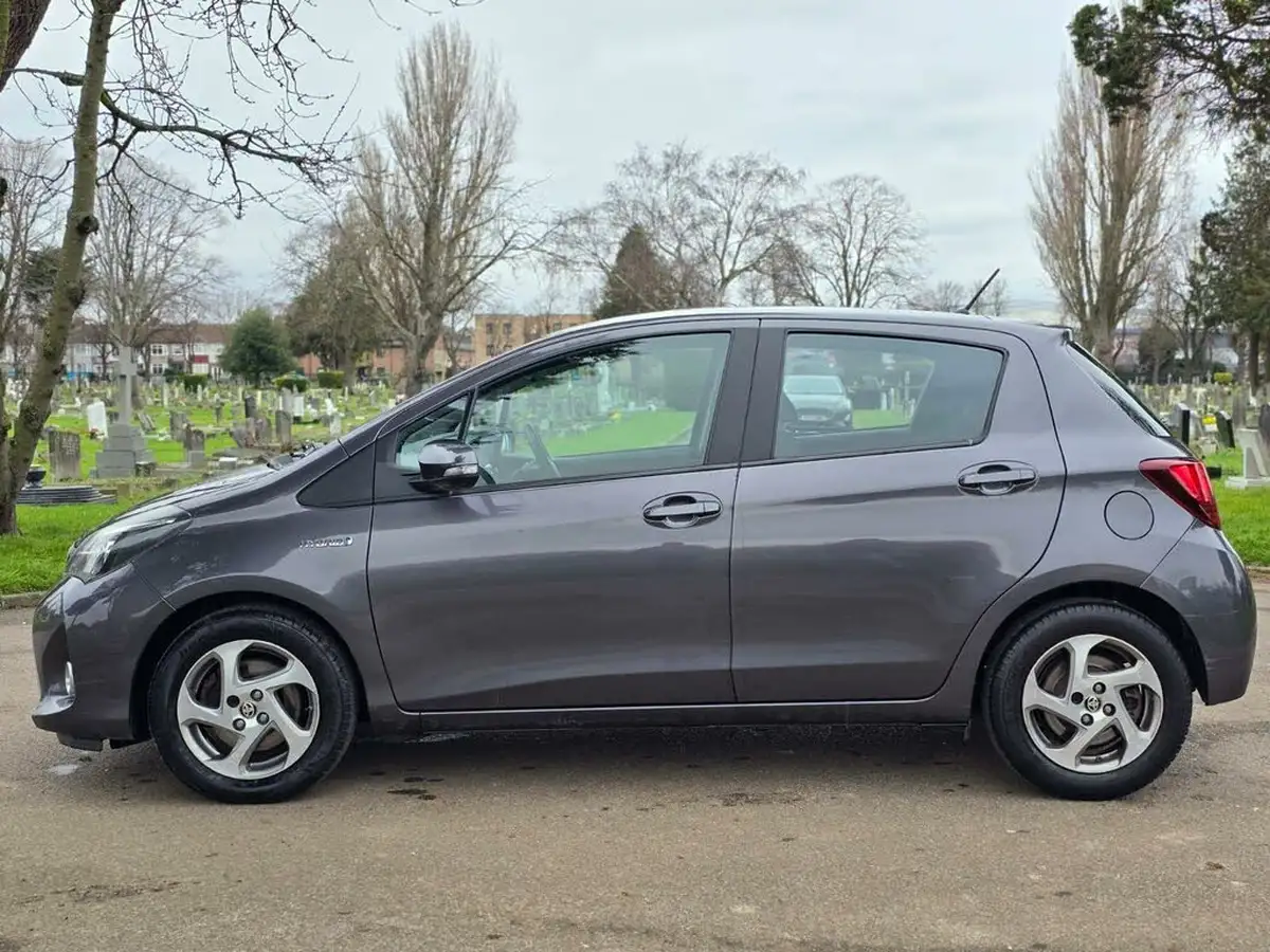 2015-toyota-yaris-15-vvt-i-icon-hybrid-big-11