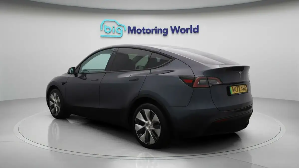 2022-tesla-model-y-e-long-range-big-5