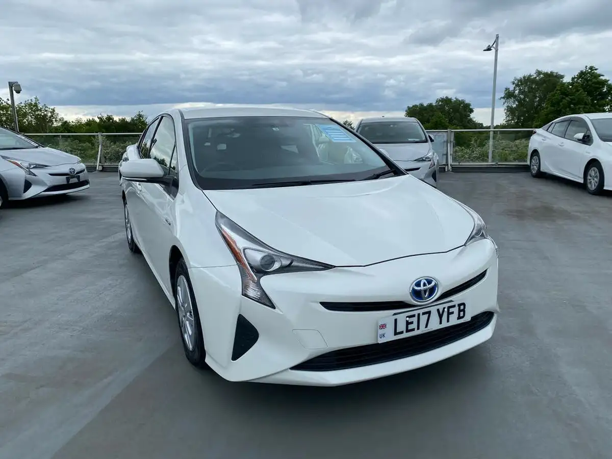 2017-toyota-prius-big-0