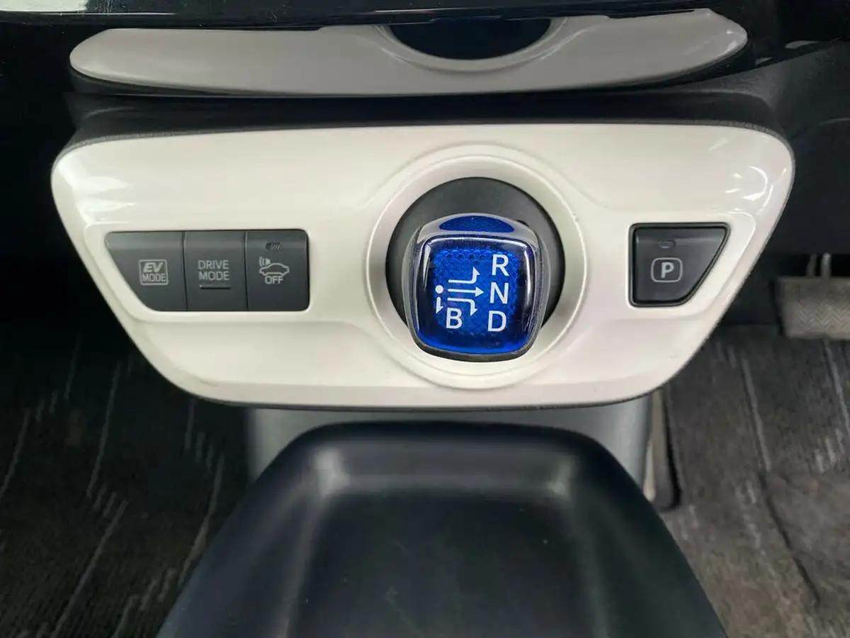 2017-toyota-prius-big-24