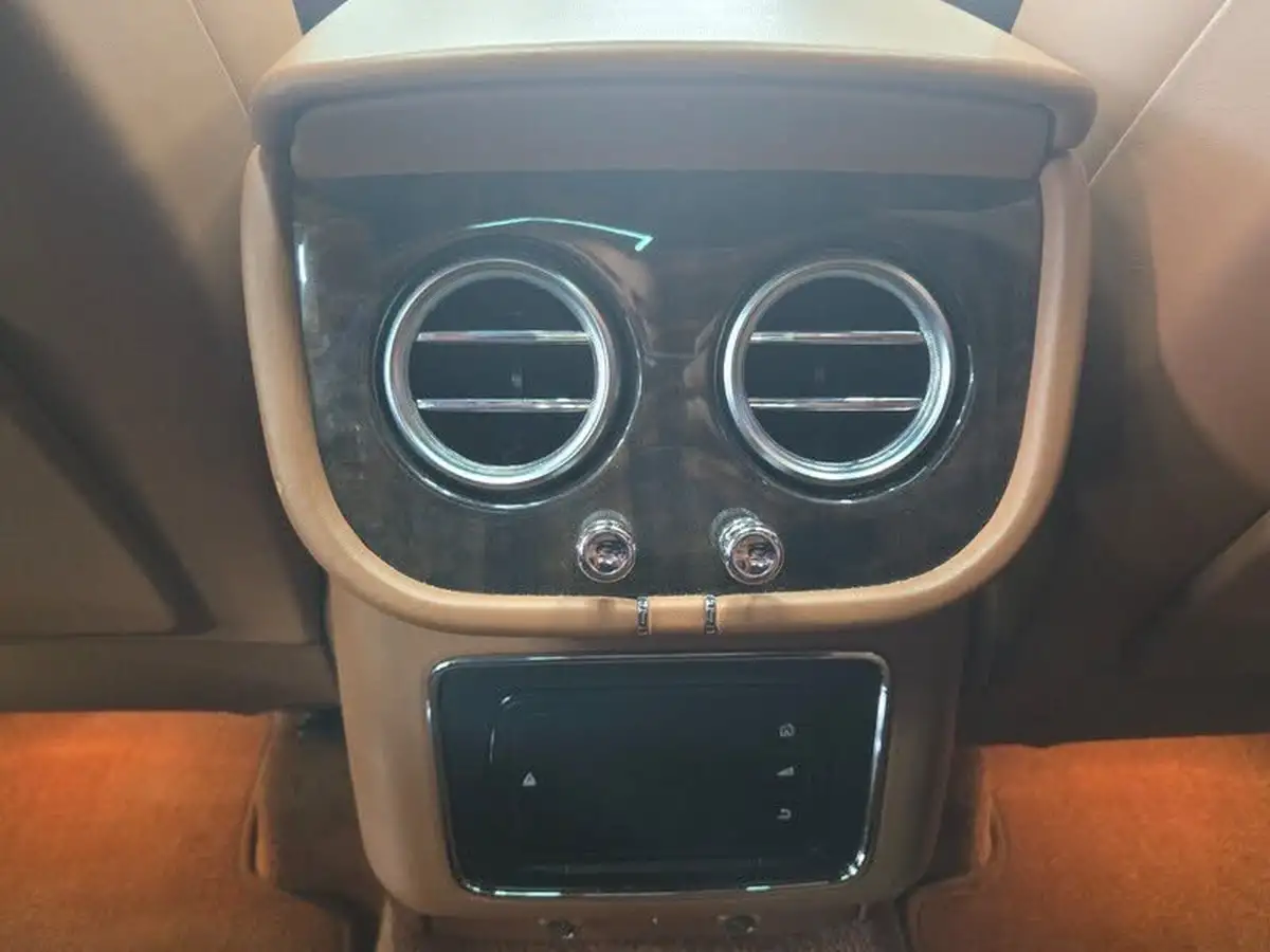 2019-bentley-bentayga-40-v8-big-30