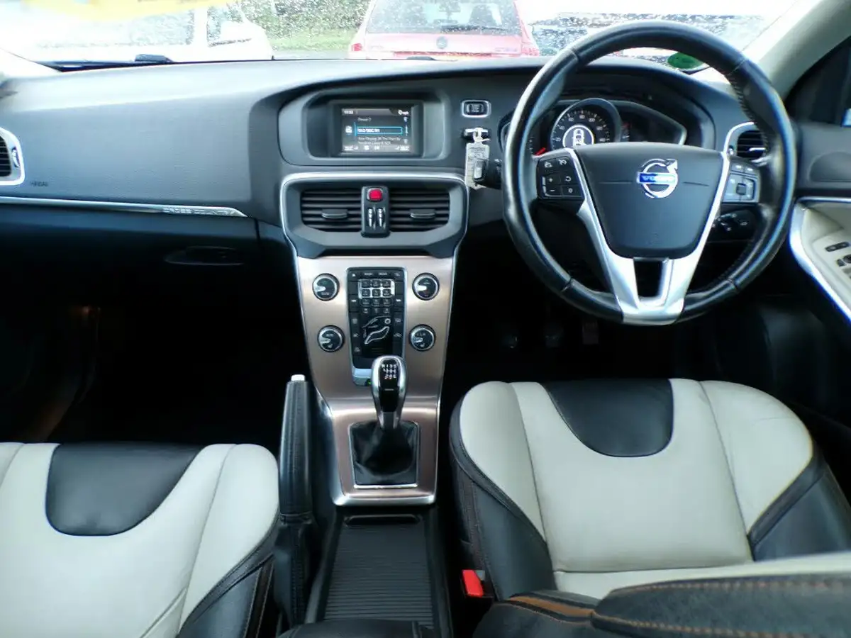 2014-volvo-v40-16td-d2-cross-country-lux-big-8