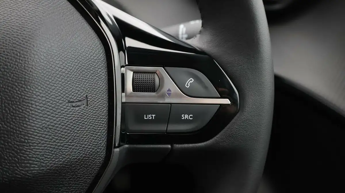 2024-peugeot-208-e-e-style-big-24