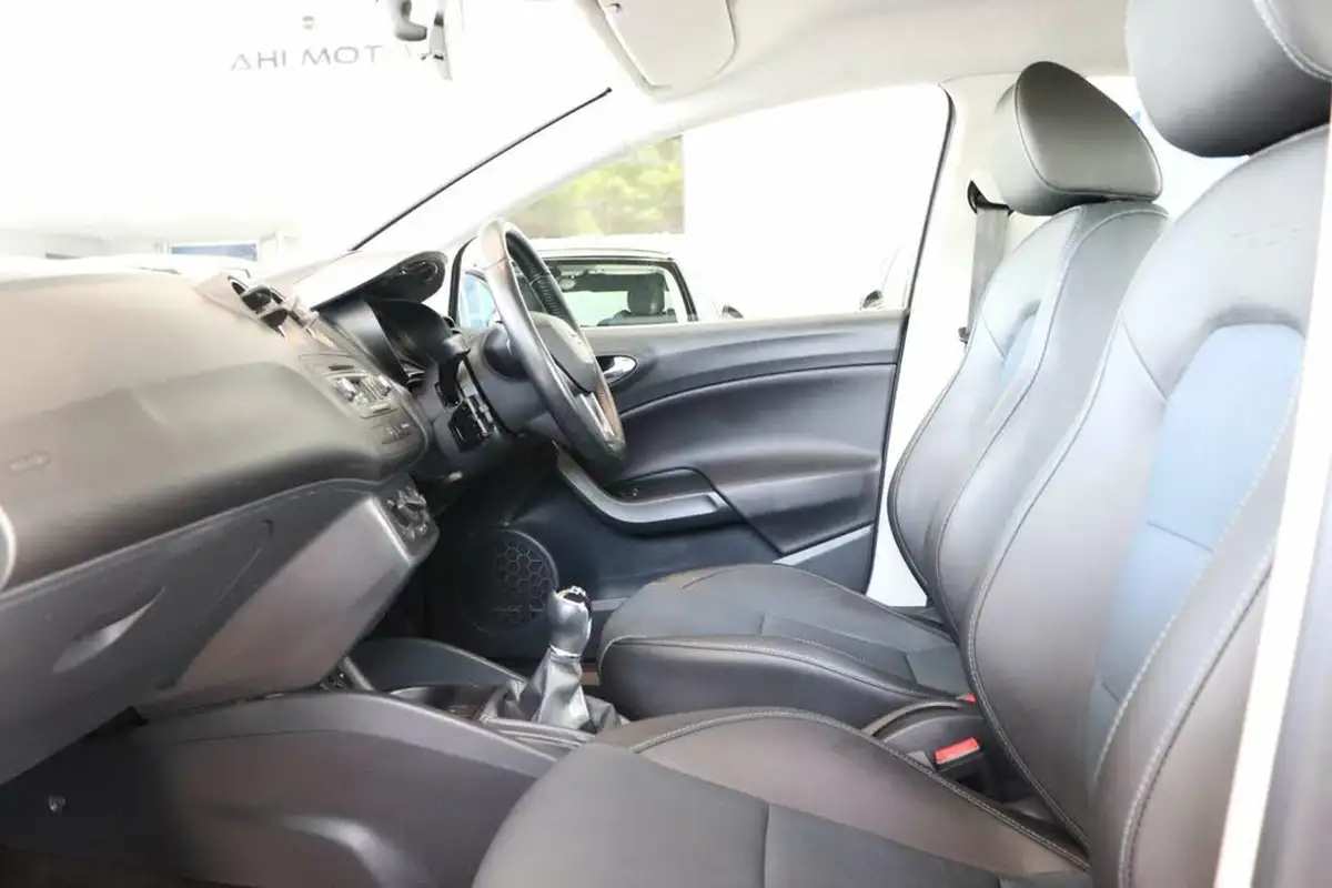 2015-seat-ibiza-12-i-tech-hatchback-5d-big-33