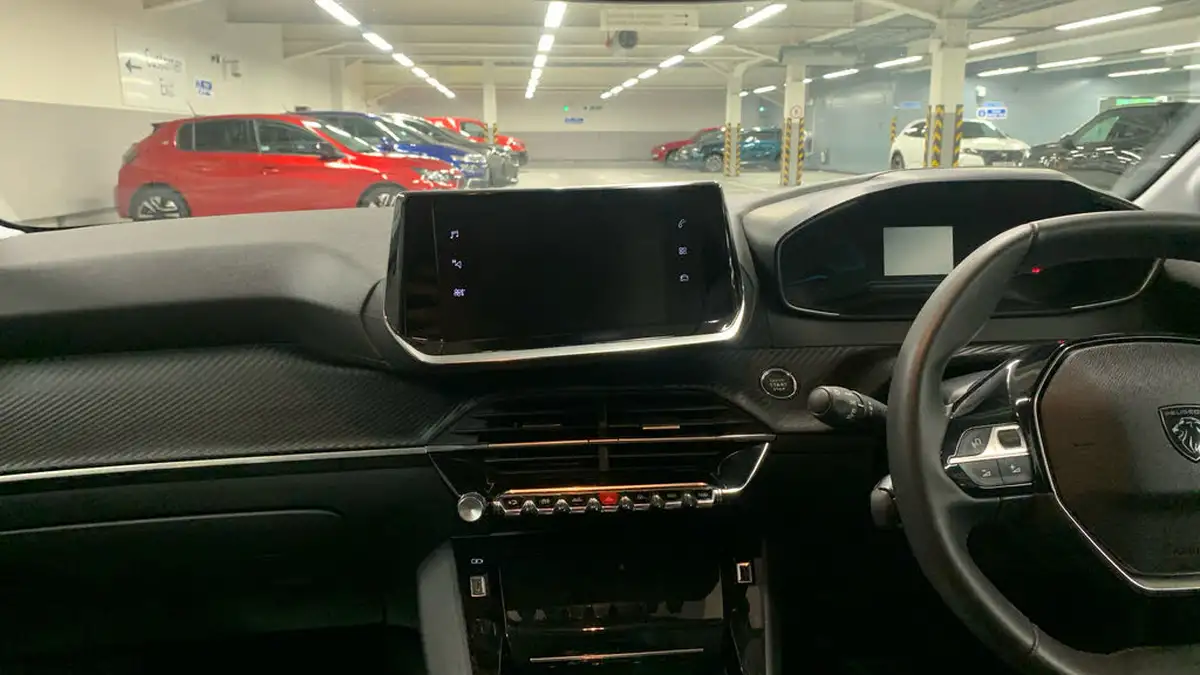 2024-peugeot-208-e-e-style-big-9