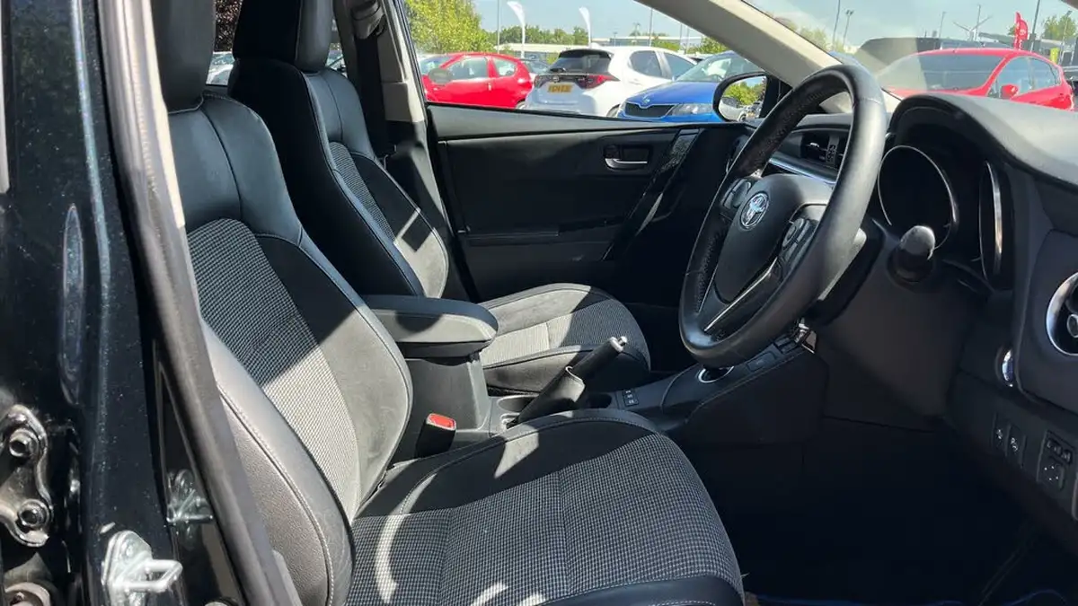 2017-toyota-auris-18-vvt-i-hsd-excel-tss-hatchback-big-10