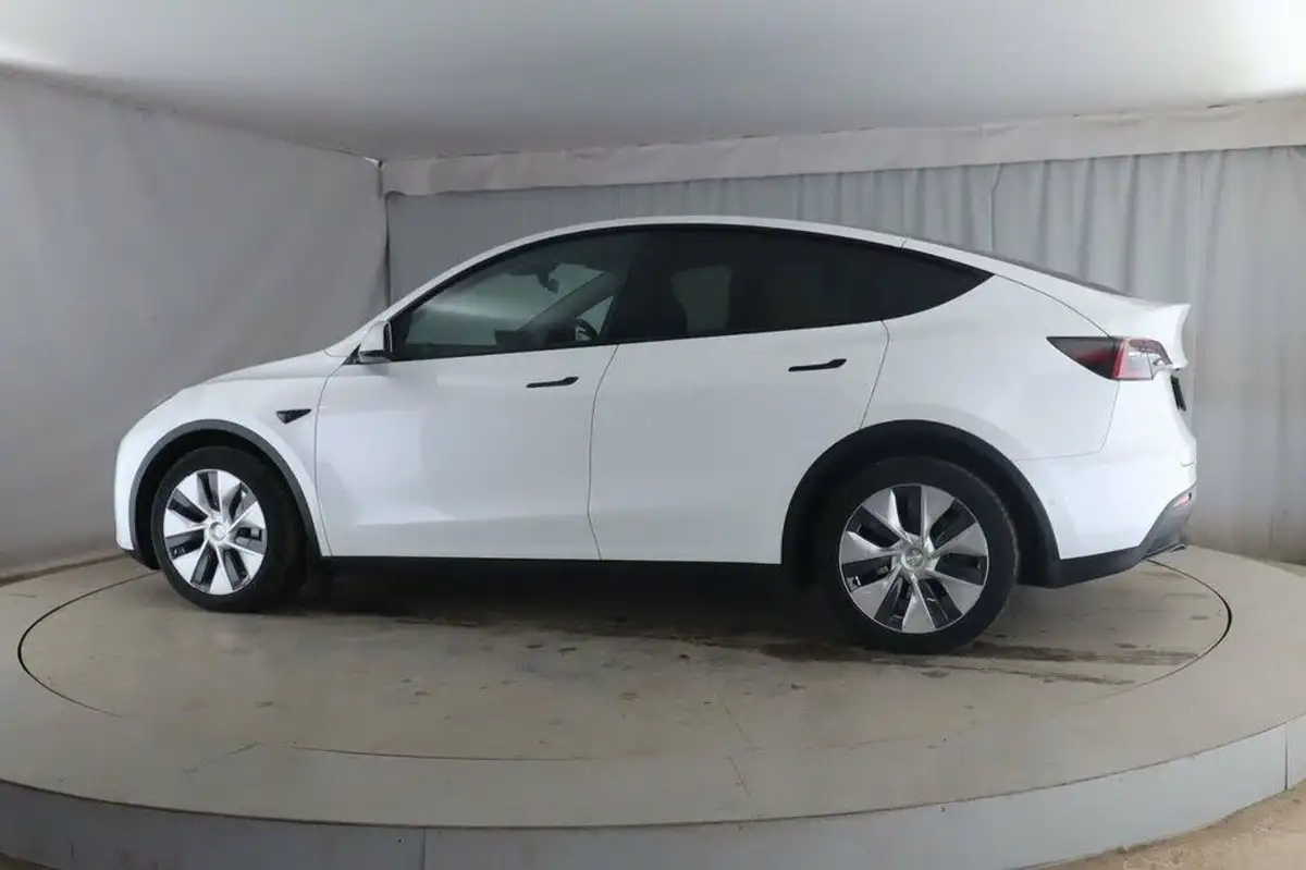 2022-tesla-model-y-e-long-range-big-4