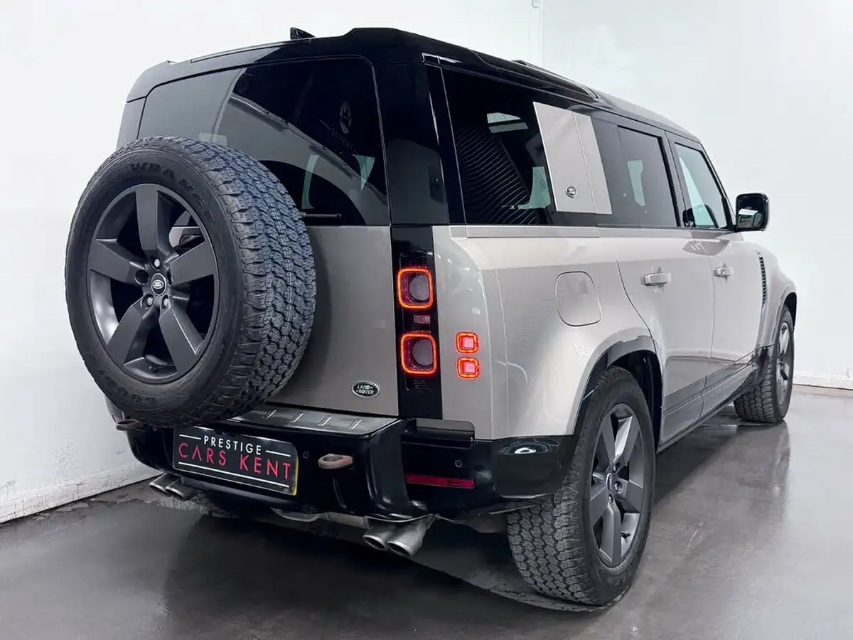 2022-land-rover-110-defender-50-p525-v8-big-18