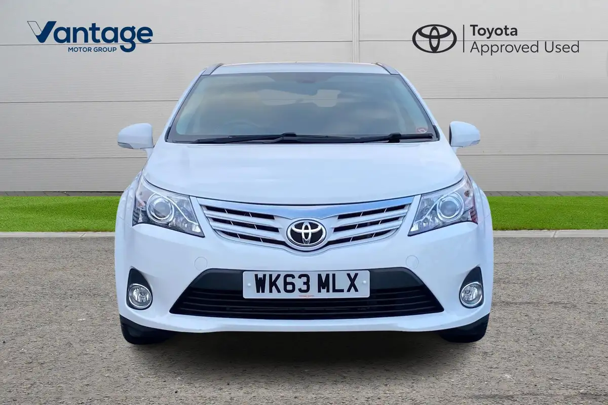 2013-toyota-avensis-20td-icon-estate-5d-big-7