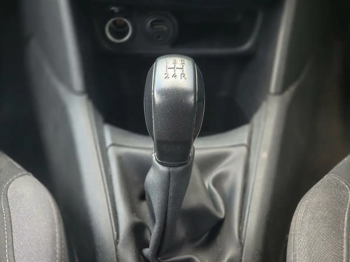 2013-peugeot-208-12-active-3d-big-28