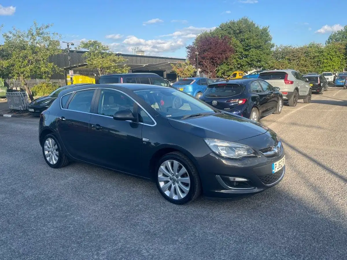 2013-vauxhall-astra-16-se-hatchback-big-1