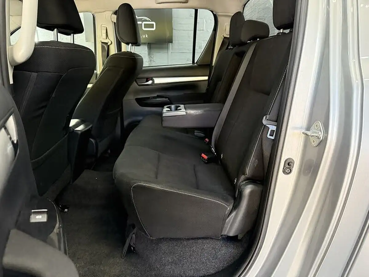 2018-toyota-hi-lux-24d-invincible-ss-auto-big-40
