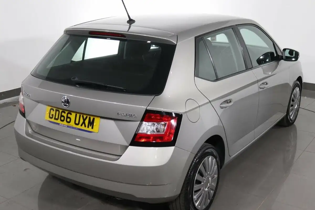 2017-skoda-fabia-10-mpi-s-hatchback-big-30