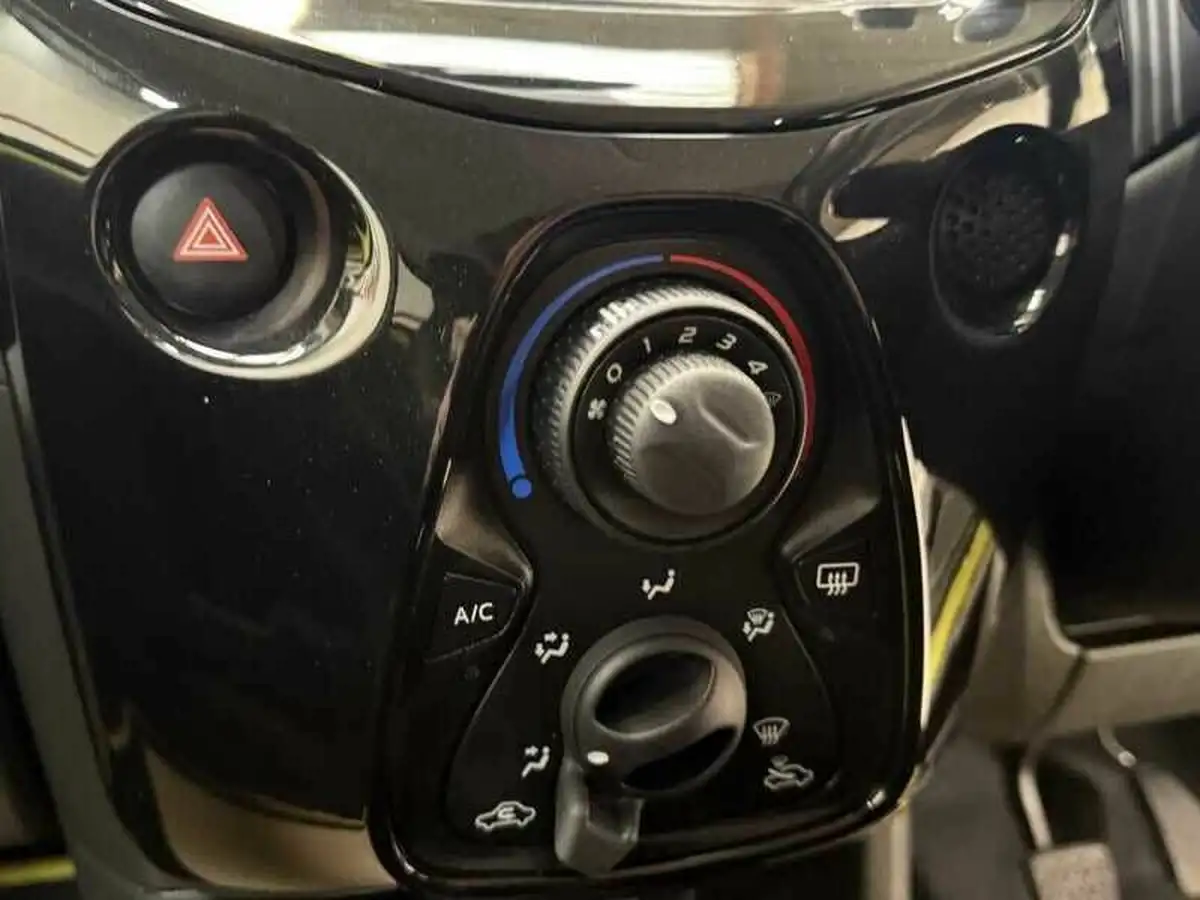 2017-toyota-aygo-10-vvt-i-x-cite-3-bi-tone-yellow-5d-big-21