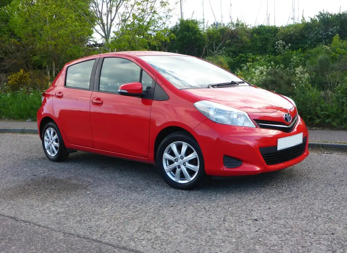 2013-toyota-yaris-133-tr-vvt-i-5d-big-0