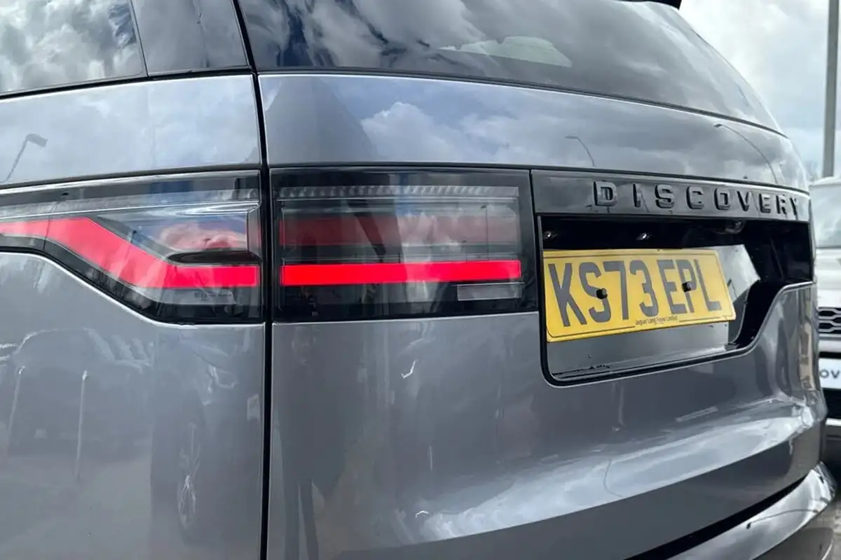 2023-land-rover-discovery-30-d300-dynamic-hse-big-29