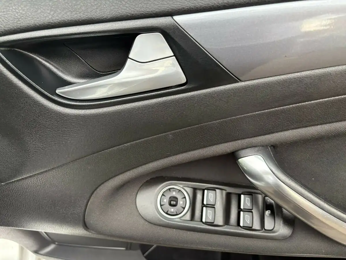 2014-ford-mondeo-big-13