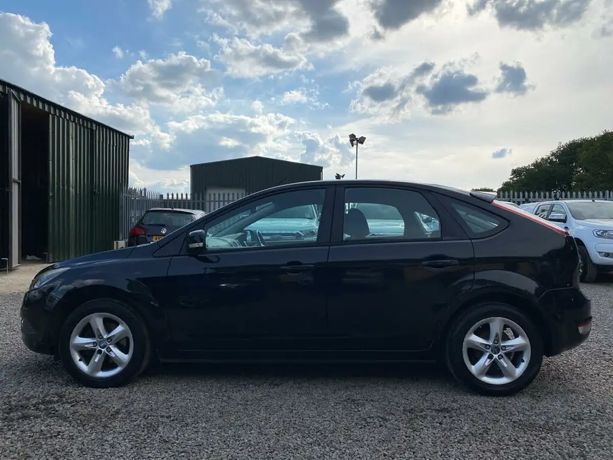 2010-ford-focus-16-zetec-hatchback-5d-big-20