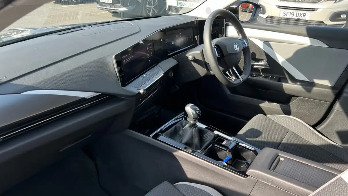2023-vauxhall-astra-15-turbo-d-design-hatchback-big-11