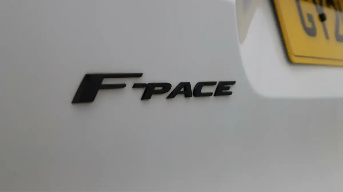 2021-jaguar-f-pace-20-d200-r-dynamic-se-mhev-big-21