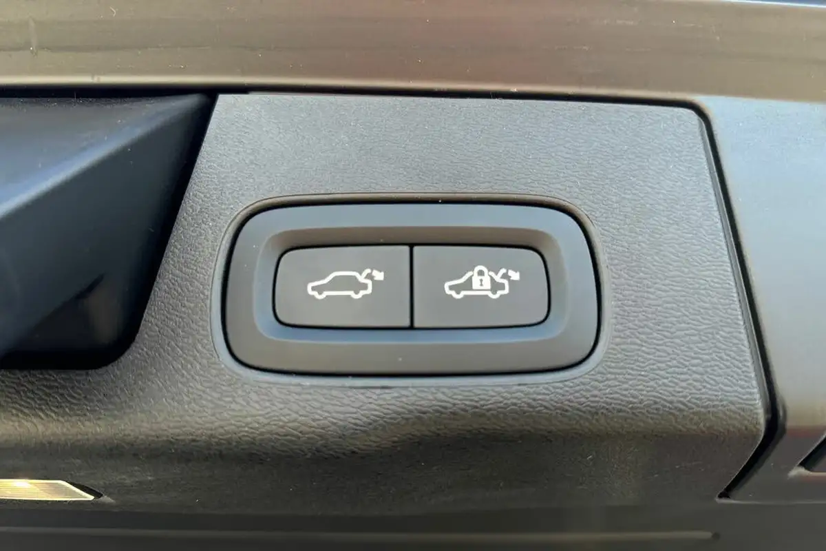 2024-volvo-xc60-20-b5-plus-big-39