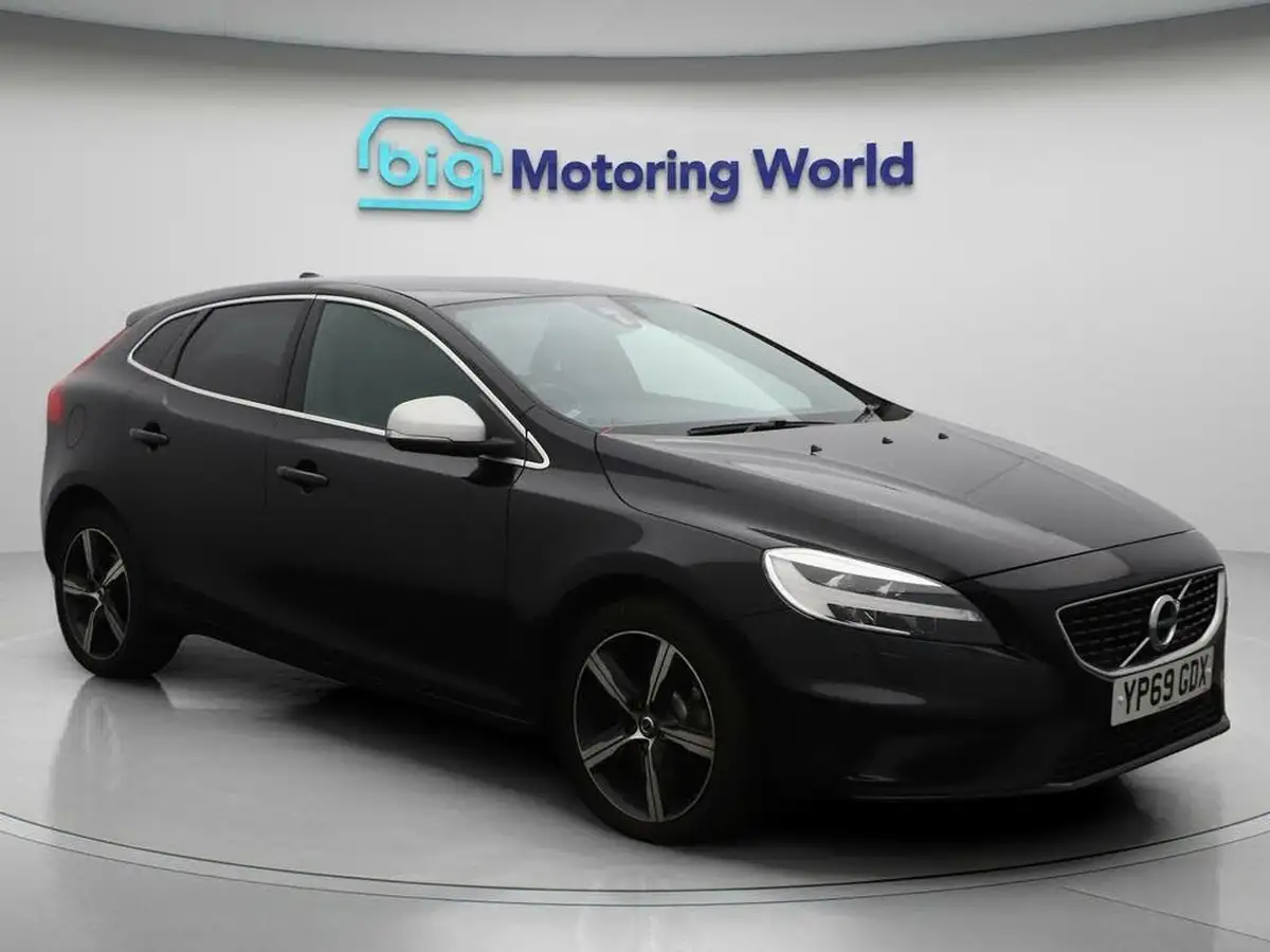 2019-volvo-v40-20-t2-r-design-edition-big-0
