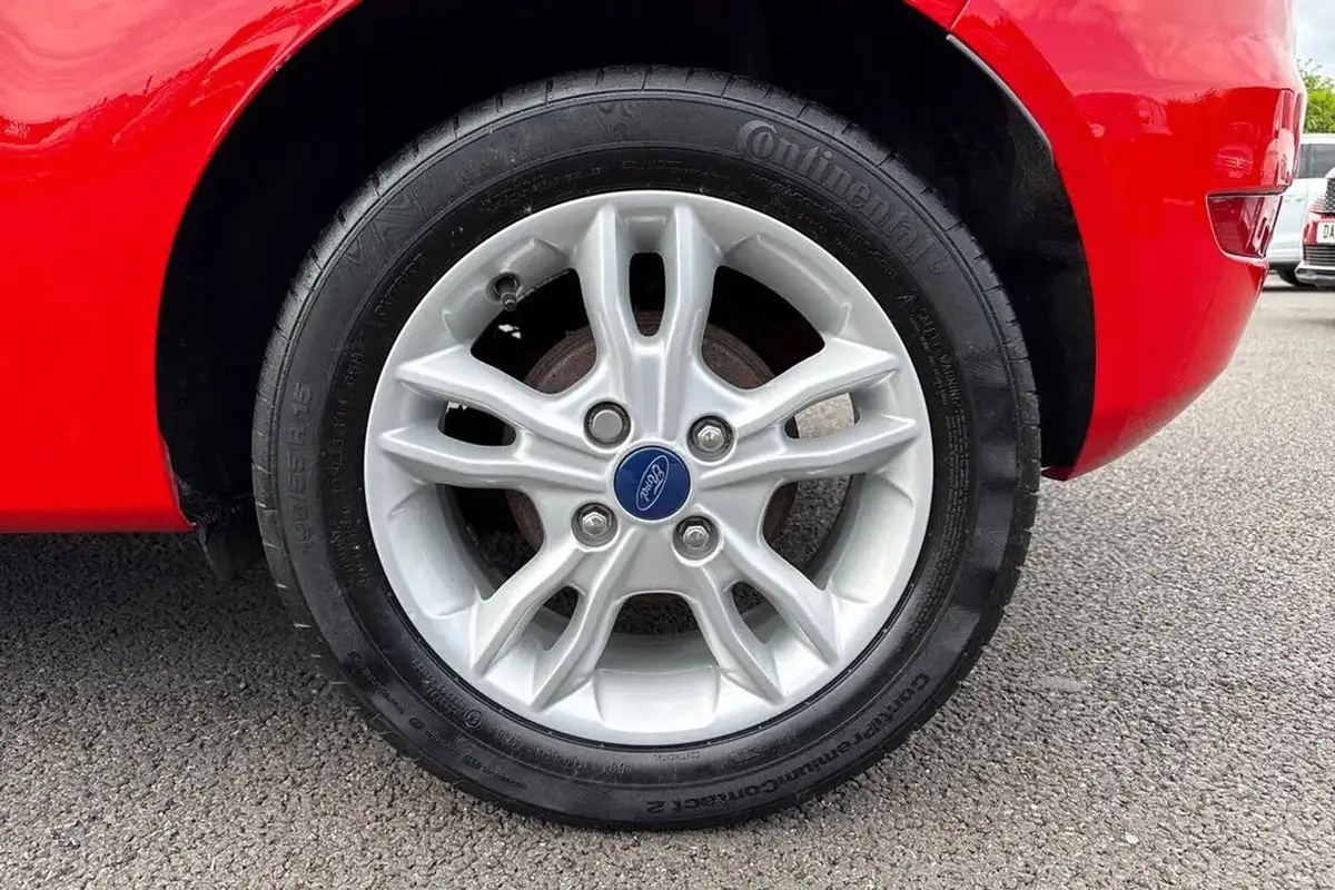 2017-ford-fiesta-125-zetec-3d-big-11