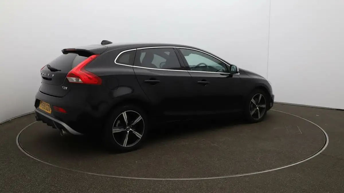 2019-volvo-v40-20-t2-r-design-edition-big-52