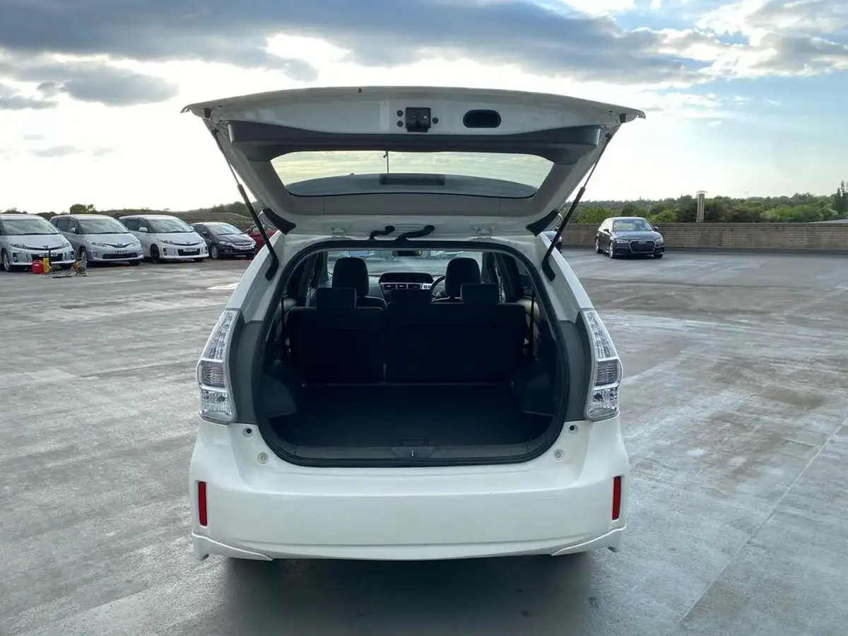 2015-toyota-prius-big-15