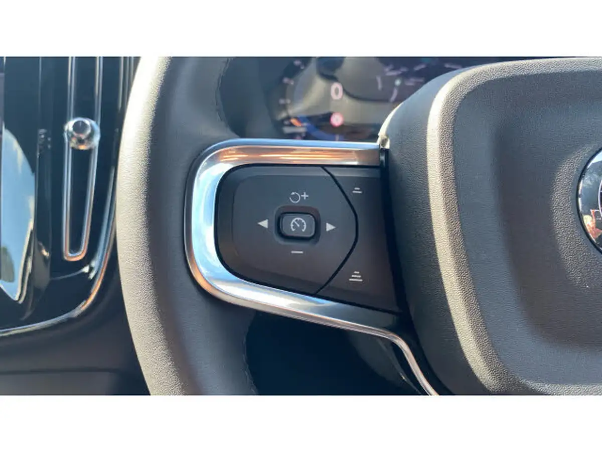 2024-volvo-xc40-20-b3-plus-big-17