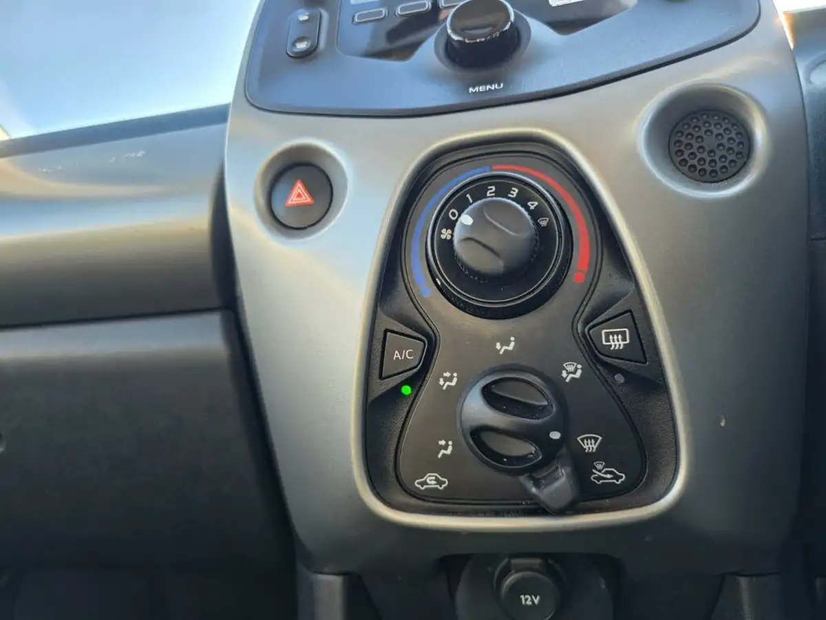 2015-toyota-aygo-10-vvt-i-x-play-5d-x-shift-big-57