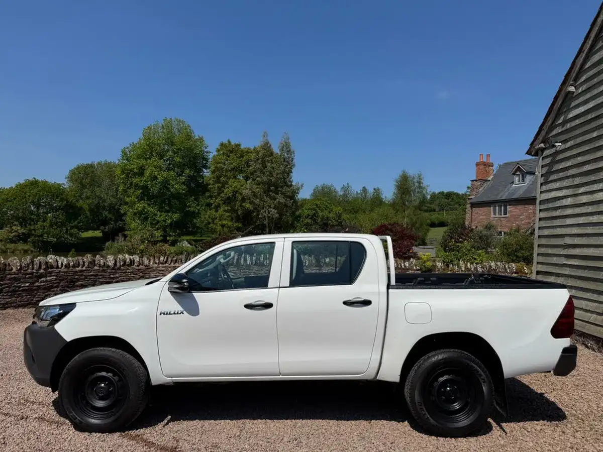 2019-toyota-hi-lux-24d-4d-active-150hpeu6dt-e-32t-double-pick-up-big-4