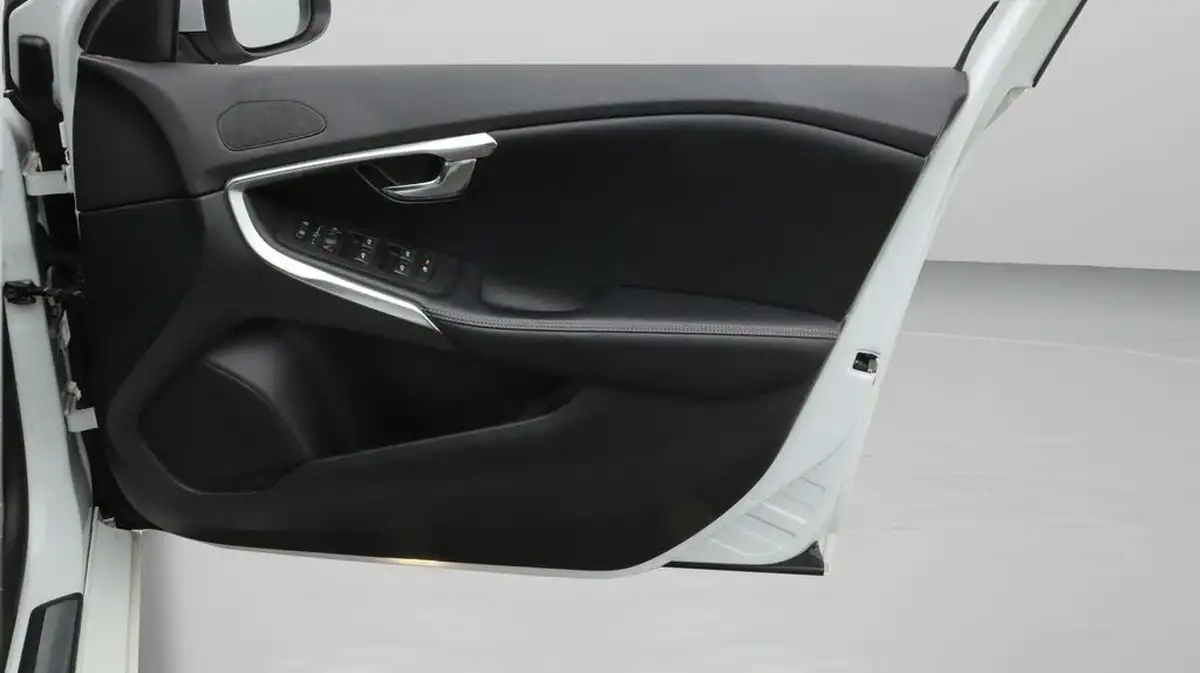 2018-volvo-v40-20-t3-r-design-nav-plus-big-15