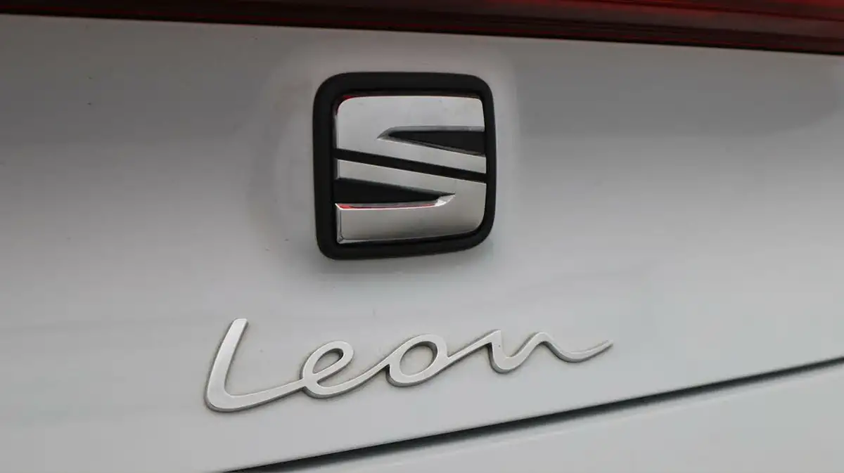 2021-seat-leon-14-e-hybrid-fr-hatchback-big-21