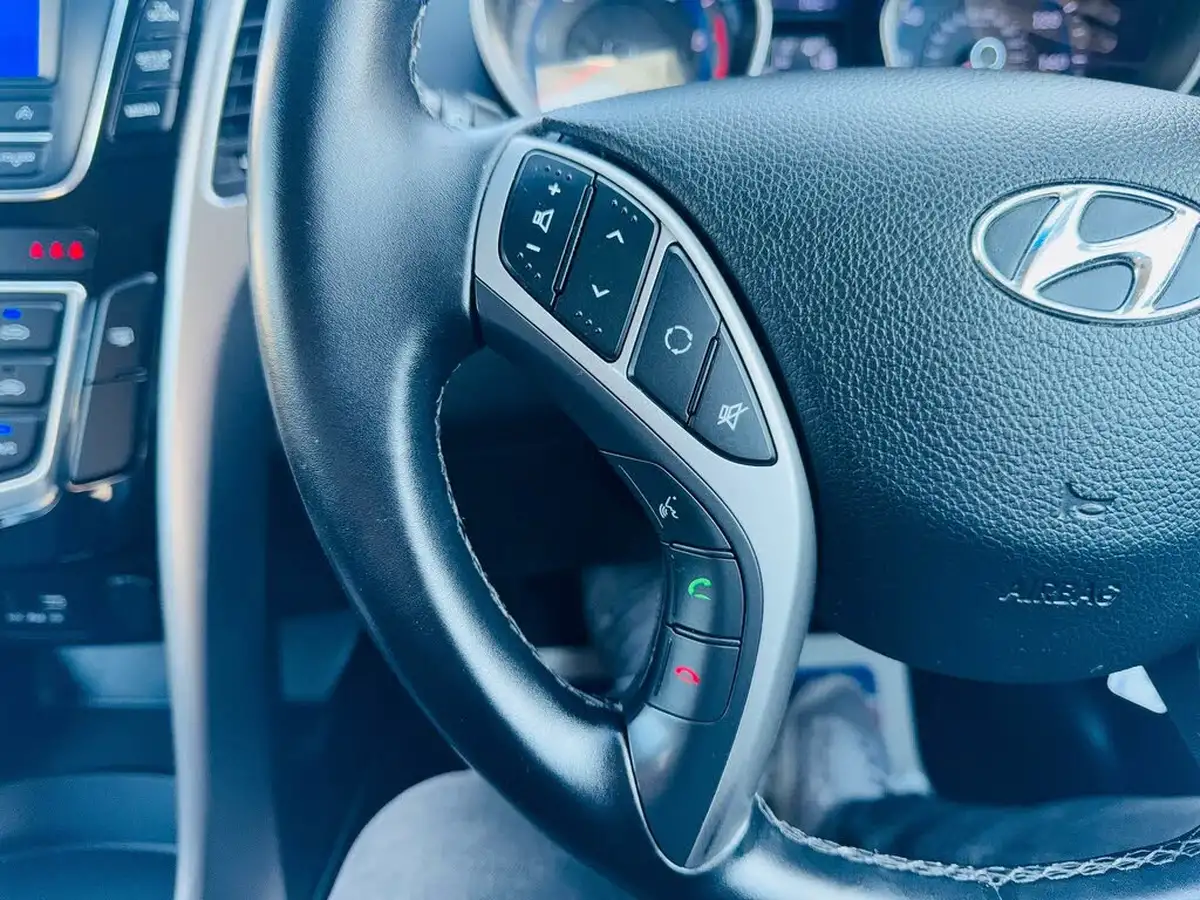 2015-hyundai-i30-16crdi-se-110ps-hatchback-big-23