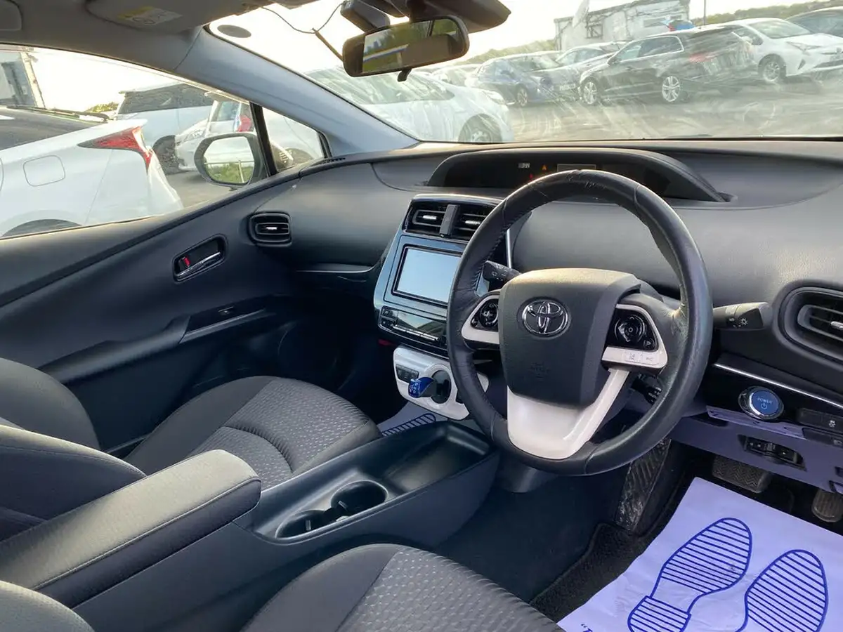 2017-toyota-prius-big-22