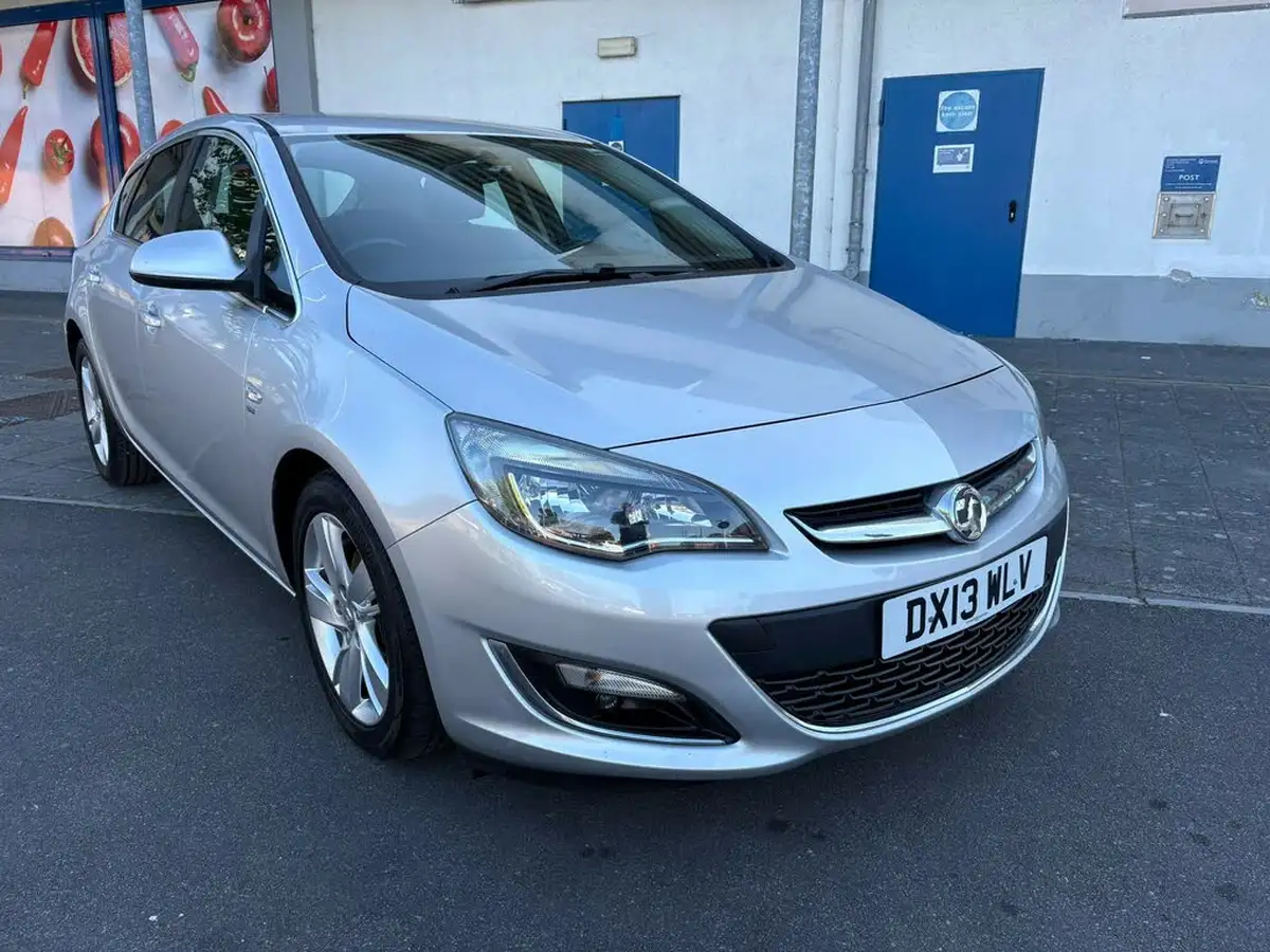 2013-vauxhall-astra-20td-sri-ecoflex-ss-hatchback-big-0