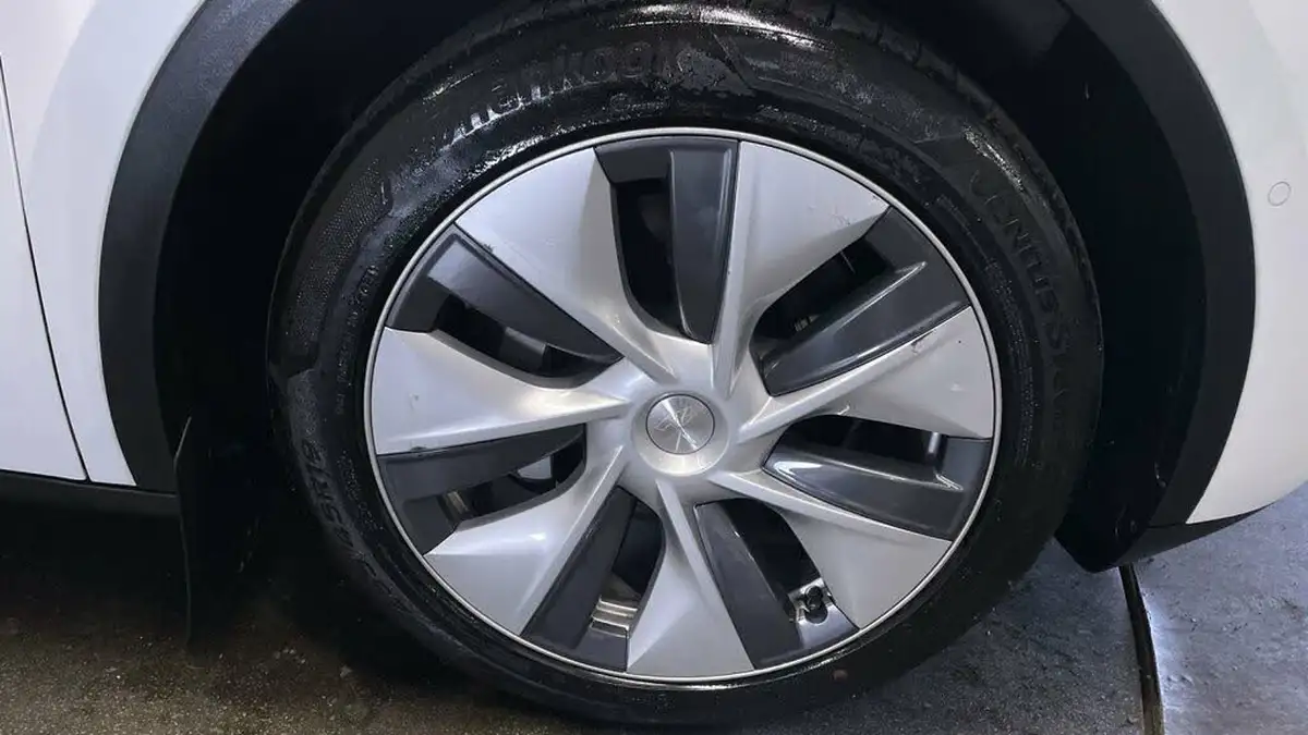 2022-tesla-model-y-e-long-range-big-11