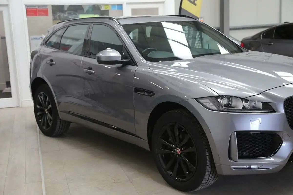 2020-jaguar-f-pace-20i-chequered-flag-big-10