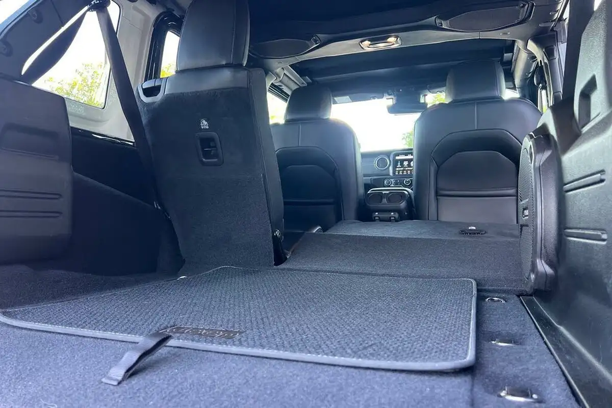 2021-jeep-wrangler-20-gme-80th-anniversary-5d-big-36