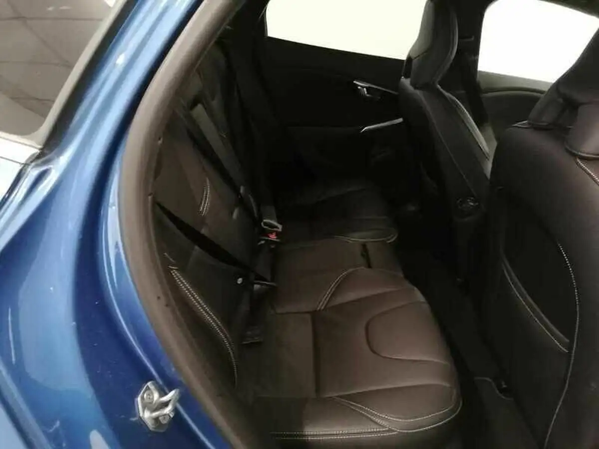 2019-volvo-v40-15-t3-r-design-edition-big-11