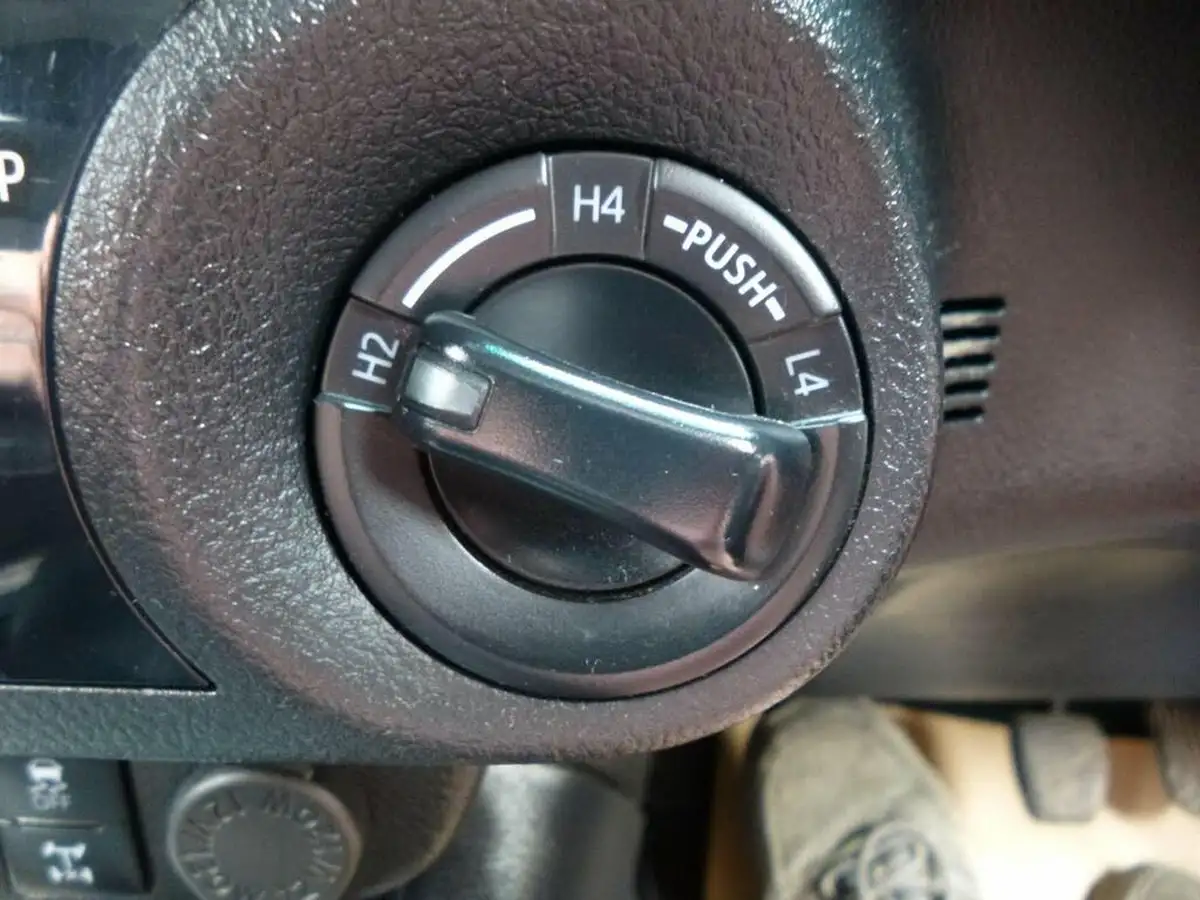 2021-toyota-hi-lux-24d-4d-invincible-150hpeu6d-big-54