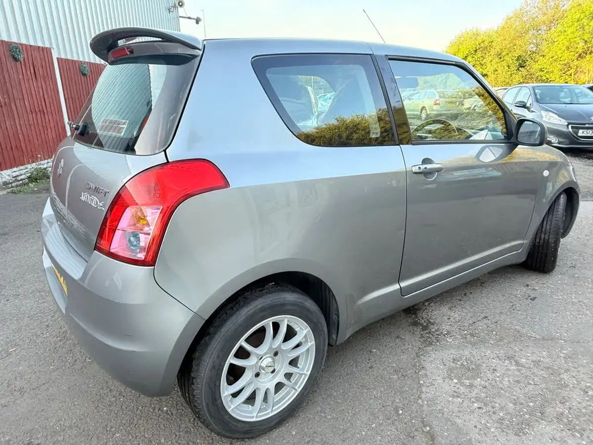 2009-suzuki-swift-13-attitude-big-6
