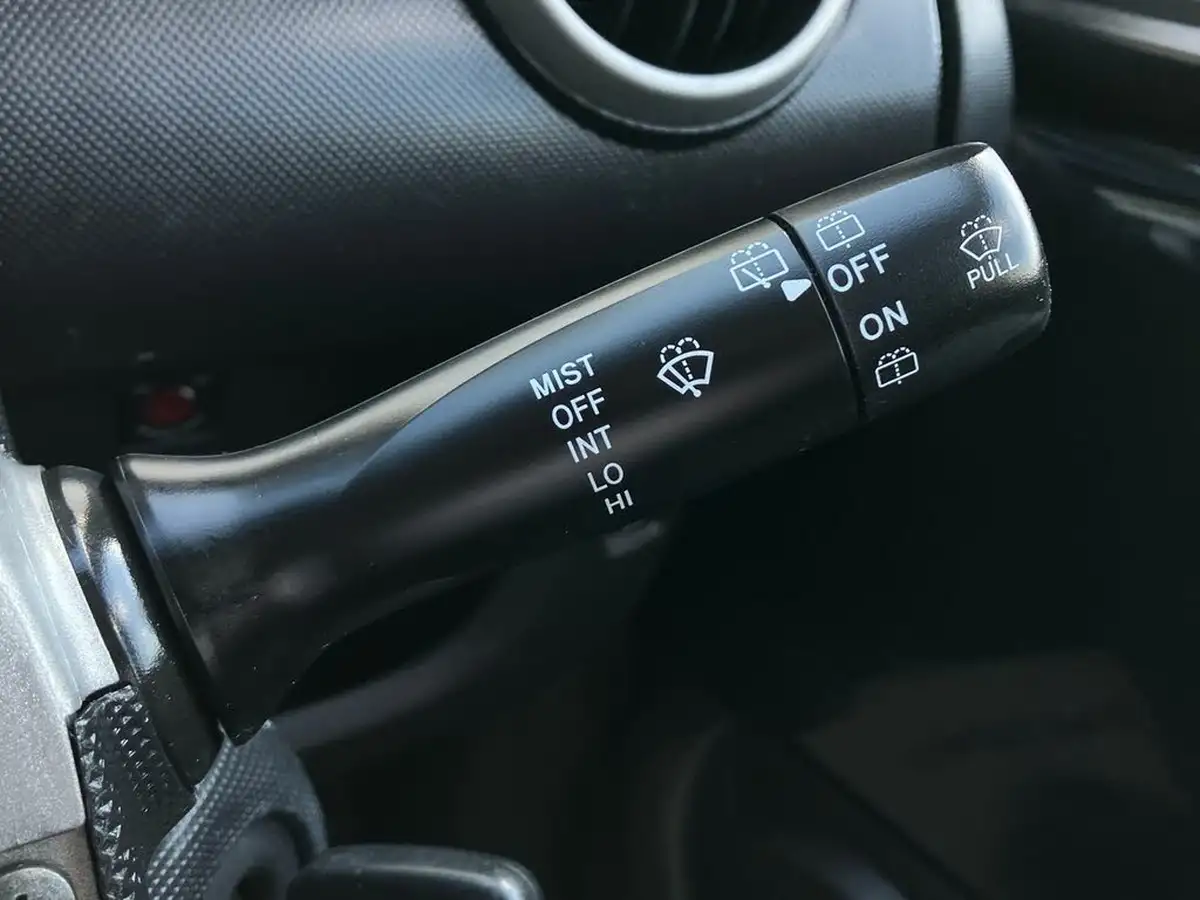 2012-toyota-aygo-10-aygo-fire-5d-big-37