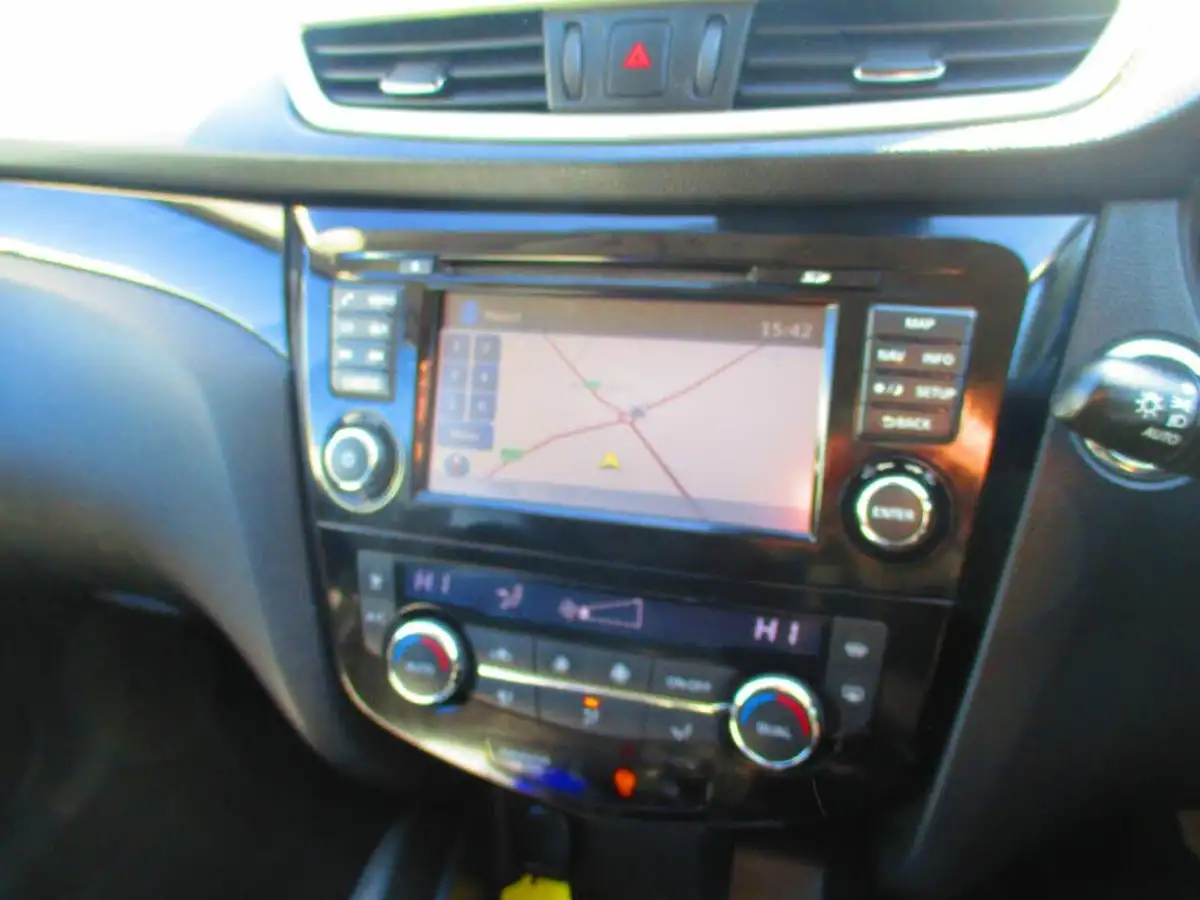 2015-nissan-qashqai-12-tekna-big-12