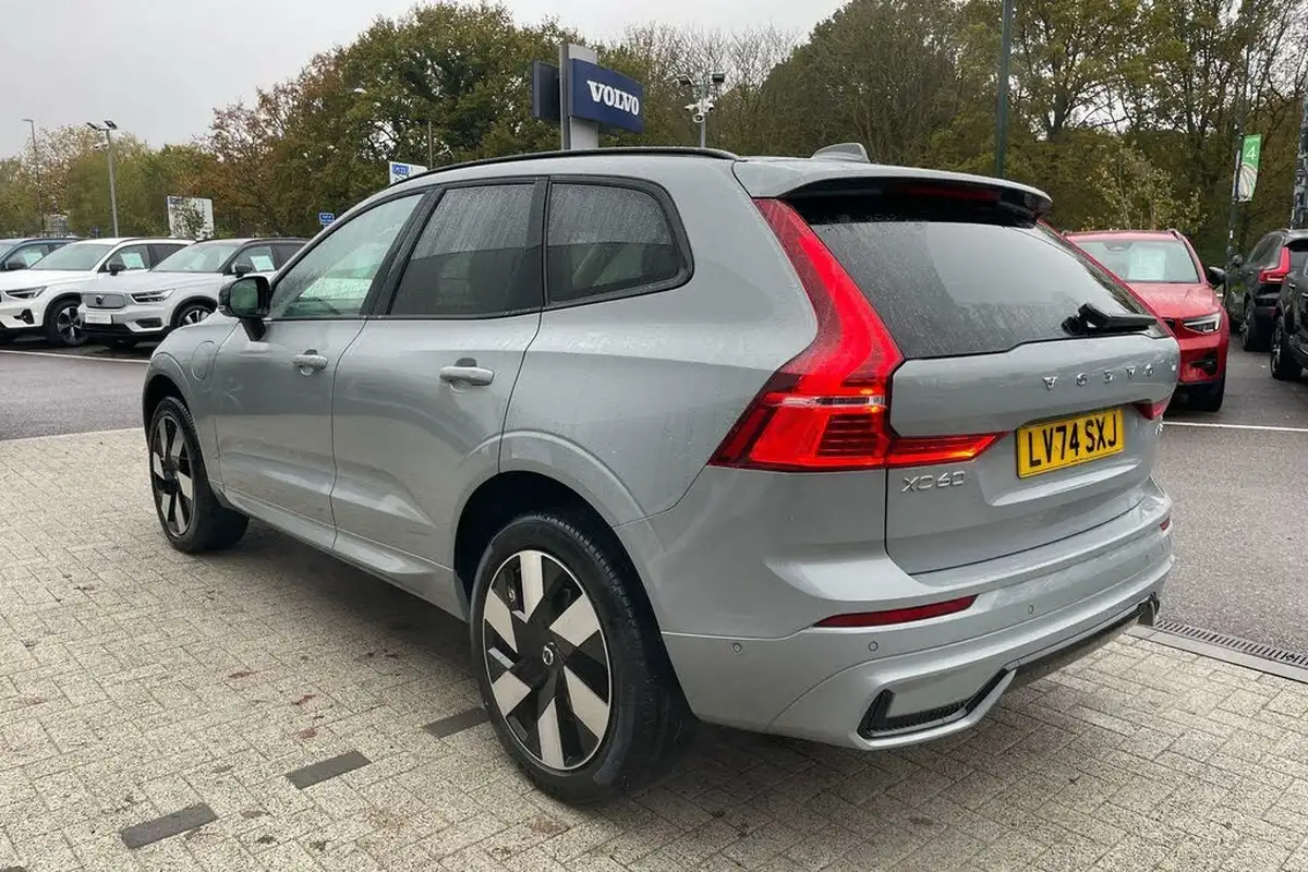 2024-volvo-xc60-20-t8-ultra-dark-big-8